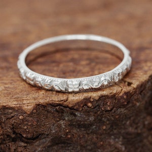 Flora Aeterna ring, i 9 karat vitguld, 2,5 mm bred, evig blomring, handgjord blommig vigselring, antikinspirerad, tillverkad på beställning