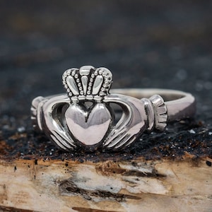 Claddagh Hands Ring Etsy