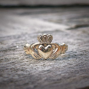 Claddagh Ring, 9 Karat Gelbgold, Traditioneller Irischer Ring der Liebe, Loyalität und Freundschaft, Herzkrone und Hände, Geschenk, Herloom, Irisches Erbe