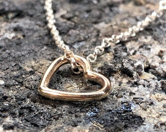 Amor Sola Heart Pendant Necklace, Customisable Gold or Silver Heart Charm, Minimalist Everyday Necklace, Gift for Her