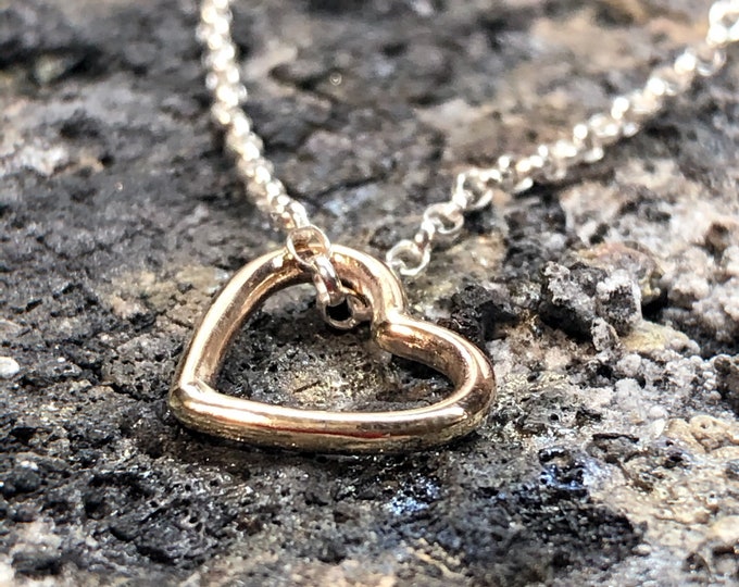 Amor Sola Heart Pendant Necklace, Customisable Gold or Silver Heart Charm, Minimalist Everyday Necklace, Gift for Her