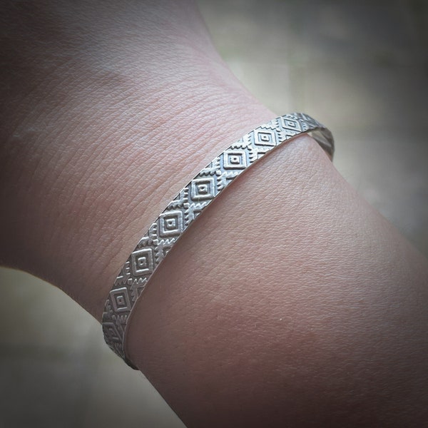 Bracelet de manchette à motifs sud-ouest en argent sterling fait à la main, bracelet à motifs Navajo, de forme ovale, avec extrémités ouvertes, réglable, cadeau pour elle