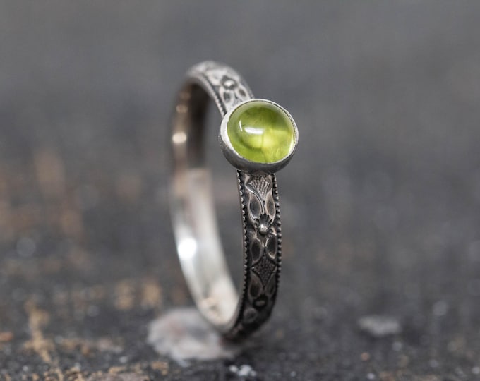 Quatre Viridia Ring, Sterling Silver Floral Band with Peridot Gemstone, August Birthstone Ring, Handmade Green Ring, Nature Inspired Ring