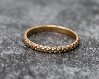 Juniper Ring, in 9ct Yellow Gold, 2.5mm Wide, Handcrafted Gold Wedding Ring, Nature Inspired, Comitment Ring, Simple, Classic, Made to Order
