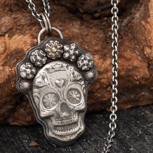 Pendentif tête de mort en sucre La Catrina, collier Dia de los Muertos en argent sterling fait main, fleur personnalisable en or ou en argent, 28 mm x 44 mm