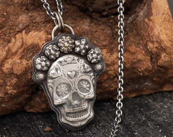 La Catrina Sugar Skull Pendant, Handmade Sterling Silver Dia de los Muertos Necklace, Customisable Flower in Gold or Silver, 28mm x 44mm