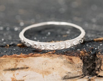 Fluvius Ring, in 9ct White Gold, 2.5mm Wide, Nature Inspired Wedding Ring, Handmade, Vintage Patterned, Sleek, Simple, Timeless