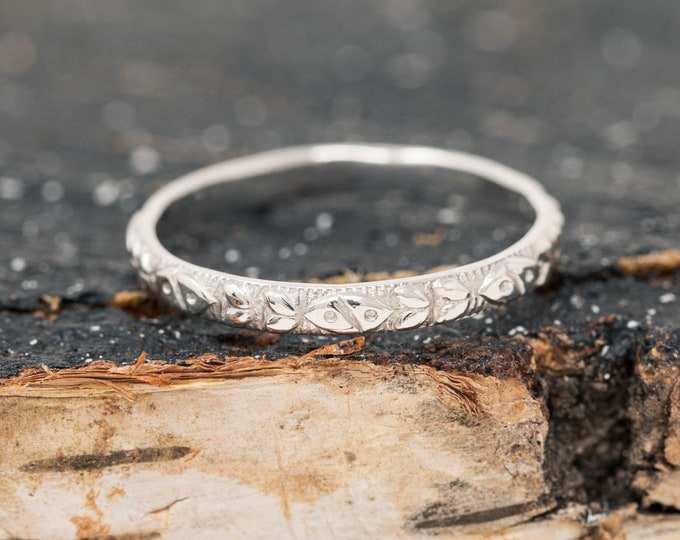 Fluvius Ring, in 9ct White Gold, 2.5mm Wide, Nature Inspired Wedding Ring, Handmade, Vintage Patterned, Sleek, Simple, Timeless