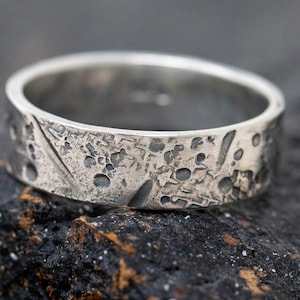 Amor Aeternus リング、スターリングシルバー、幅6mm、素朴な質感のステートメントリング、天体からインスピレーションを得た、手鍛造、槌目加工、ミニマリスト