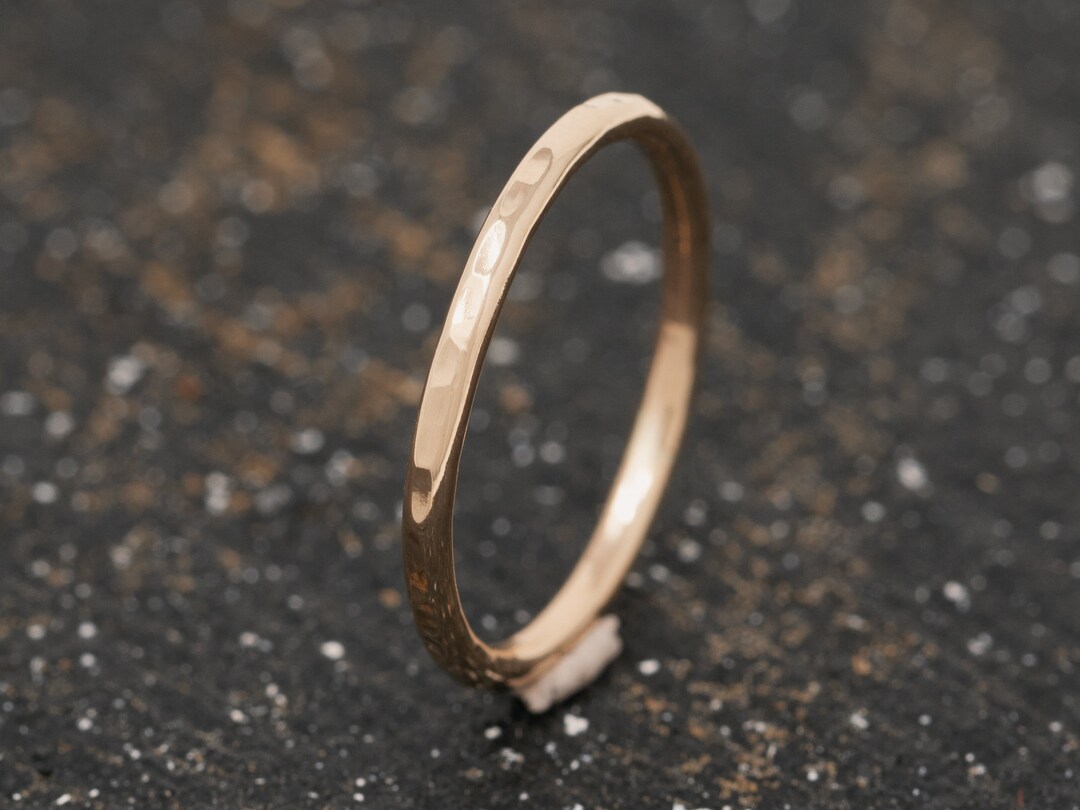 Speculum Vitae Ring, 1.5mm Wide, 14ct Yellow Gold Hammered Ring
