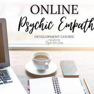 Può includere: Un computer portatile, una tazza di caffè, un quaderno e una matita su un tavolo di legno. Il testo "ONLINE Psychic Empath DEVELOPMENT COURSE CREATED BY Psychic Erin Sears" è visibile nell'immagine.