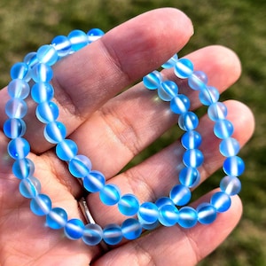 Bracelet extensible en cristal de verre de mer bleu, bracelet de perles de verre de verre de mer bleu de haute qualité 6 mm, bracelet en verre bleu, bracelet en verre sirène, bleu