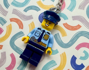 Llavero con minifigura de chica policía