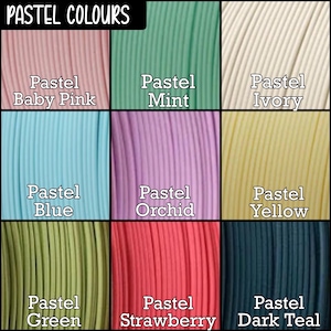 Op de afbeelding: Een raster van negen pastelkleurige stalen, elk met een kleurnaam. Kleuren zijn onder meer babyroze, munt, ivoor, blauw, orchidee, geel, groen, aardbei en donkerblauwgroen. De tekst "PASTEL COLOURS" staat bovenaan.