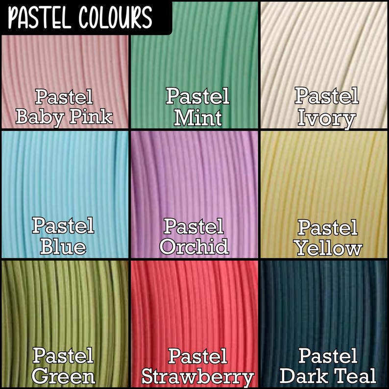 Op de afbeelding: Een raster van negen pastelkleurige stalen, elk met een kleurnaam. Kleuren zijn onder meer babyroze, munt, ivoor, blauw, orchidee, geel, groen, aardbei en donkerblauwgroen. De tekst "PASTEL COLOURS" staat bovenaan.
