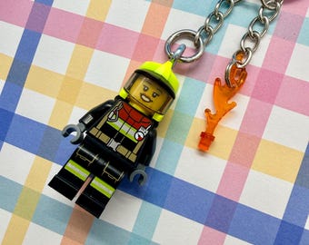 Llavero de minifigura de Chica Fuego