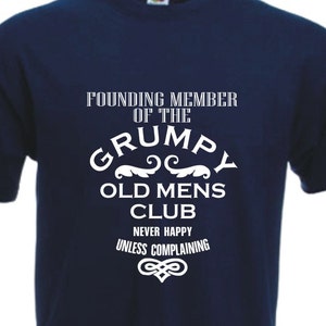 Grundande medlem av Grumpy Old Mens-klubben, t-shirt. Den perfekta presenten till fars dag, jul, födelsedagar. Alla känner en Grumpy Old Man!