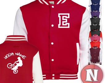 Op de afbeelding: Rood en wit varsity jack met een witte letter E op de voorkant en een wit silhouet van een persoon die op een fiets rijdt op de achterkant. Het jack heeft een ritssluiting en knoopaccenten.