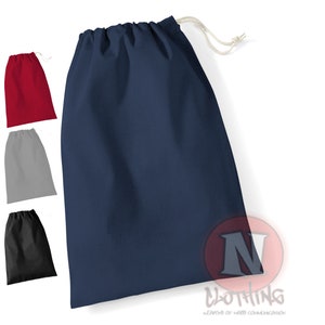 Puede incluir: Una bolsa de cordón de color azul marino hecha de tela de algodón. La bolsa está vacía y tiene un cordón de color blanco.