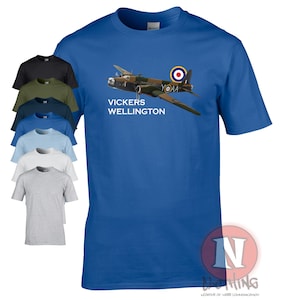 Pode incluir: Uma camiseta azul com uma estampa branca de um bombardeiro Vickers Wellington com o texto "Vickers Wellington" e um círculo com as letras "YOAA".