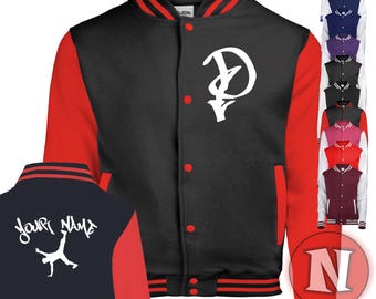 Op de afbeelding: Een zwart en rood varsity jack met een witte letter D op de voorkant en de woorden "Your Name" op de achterkant. Het jack heeft een rood-wit gestreepte kraag en manchetten.