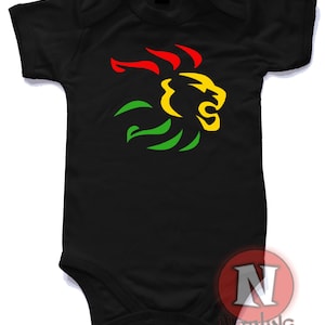 Puede incluir: Un body negro para bebé con un gráfico de cabeza de león rojo, verde y amarillo.