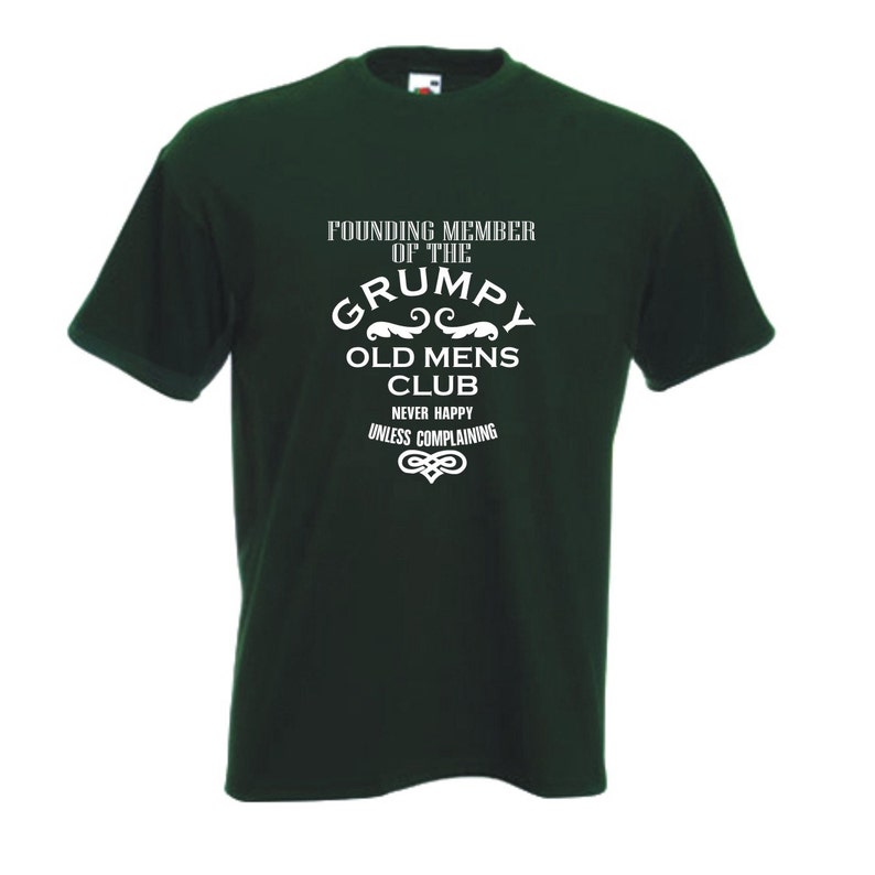 Peut inclure: Un t-shirt vert fonc&eacute; avec du texte blanc qui dit "Founding Member of the Grumpy Old Mens Club Never Happy Unless Complaining".