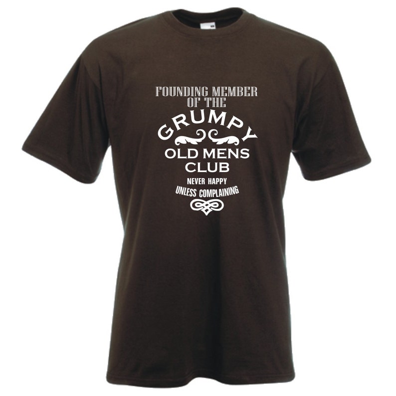 Peut inclure: T-shirt marron avec un texte blanc qui dit "Membre fondateur du club des vieux grincheux. Jamais heureux sauf en se plaignant."