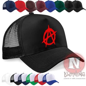 Pode incluir: Boné de caminhoneiro preto com um símbolo de anarquia vermelho. O boné tem uma parte de trás de malha e está disponível em uma variedade de cores.