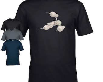 Op de afbeelding: Een zwart T-shirt met een witte en groene ruimteschip print op de voorkant.