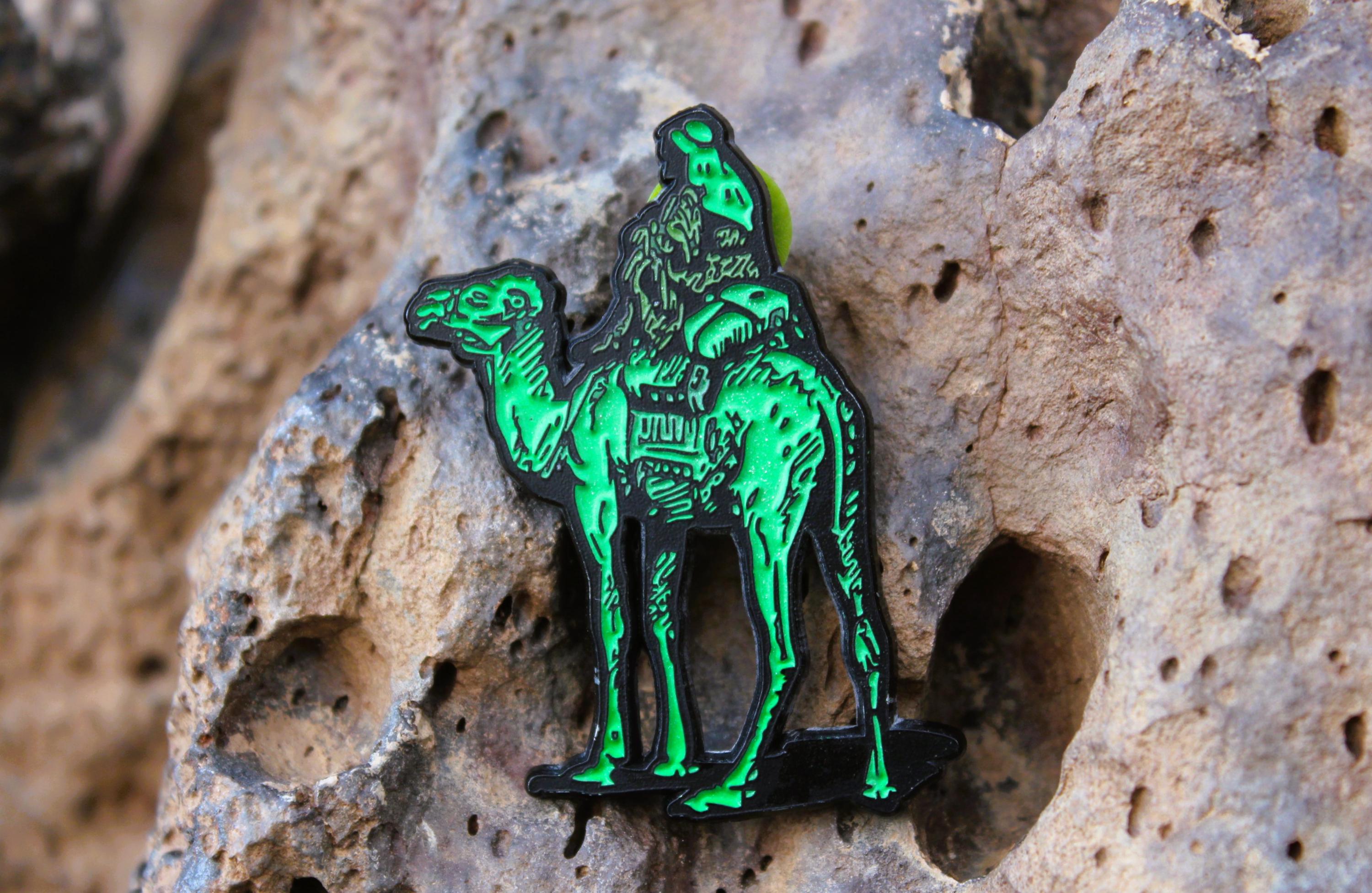 シルクロードロゴ ラペルピン：暗闇で光るエナメル - Etsy 日本