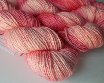 Przędza farbowana ręcznie, superwash z wełny merynosów, grubość czesana, kolor jasnoróżowy, flamingowy