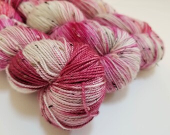 Hilo teñido a mano, hilo de tweed de lana merino superwash, tweed de color, peso de digitación, blanco magenta rosa caliente