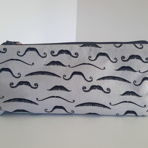 Bolsa con cremallera y diseño de bigote
