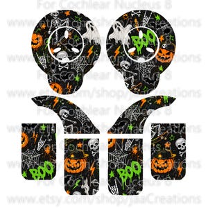 Peut inclure: Un ensemble d'autocollants en vinyle pour processeur Cochlear Nucleus 8, avec un motif d'Halloween sur fond noir incluant des citrouilles orange, des fantômes blancs, des squelettes sur des skateboards, des toiles d'araignée et le texte BOO vert.