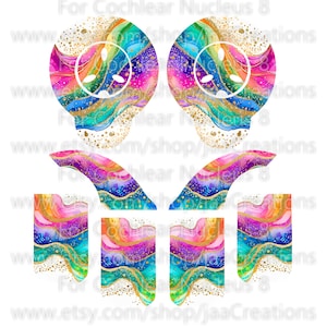 Op de afbeelding: Een set van zes kleurrijke schedelvormige stickers met een marmerpatroon en gouden glitteraccenten. De stickers zijn perfect om laptops, waterflessen of andere oppervlakken te versieren.