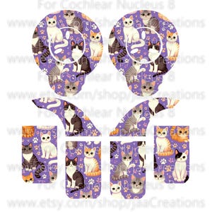 以下が含まれることがあります： 紫色のグラフィックで、猫のイラストと「For Cochlear Nucleus 8」と「www.etsy.com/shop/jaaCreations」のテキストが入っています。さまざまな猫の品種と足跡がデザインされています。