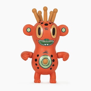 Puede incluir: Juguete de personaje de dibujos animados naranja y verde con una sonrisa de dientes y cuatro antenas en la cabeza. El juguete tiene una barriga redonda con un diseño verde y naranja.