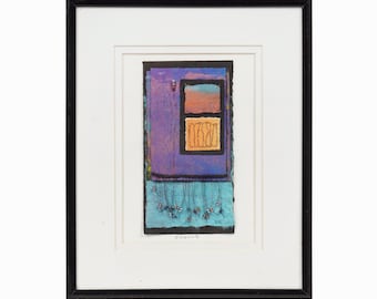 Puede incluir: Obra de arte abstracta enmarcada con un marco negro. La obra presenta un fondo morado con una forma de ventana rectangular que contiene tonos naranjas y amarillos. Debajo de la sección morada hay una sección azul con adornos colgantes.