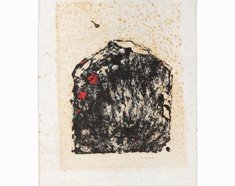 Puede incluir: Una impresión abstracta en blanco y negro con acentos rojos y verdes. La impresión presenta una forma grande y oscura con una textura rugosa.