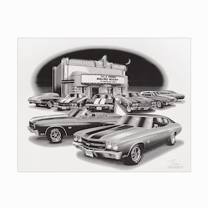 Puede incluir: Impresión en blanco y negro de coches clásicos aparcados frente a un cine vintage. El letrero del cine dice "CALA FRIDA MALIBU NIGHT". Se representan varios coches antiguos, mostrando sus diseños clásicos.