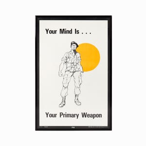 Può includere: Poster con cornice con la scritta "Your Mind Is... Your Primary Weapon". Il poster presenta un'illustrazione in bianco e nero di un soldato in uniforme di fronte a un cerchio giallo. Il poster è su sfondo bianco.
