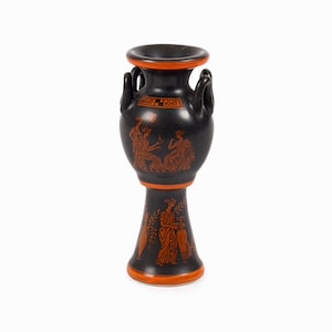 Puede incluir: Jarrón de cerámica negra con figuras pintadas en naranja y un diseño geométrico. El jarrón tiene dos asas y una base de pedestal.