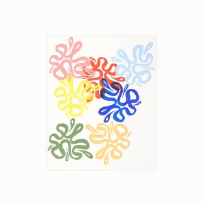 Könnte beinhalten: Abstrakter Kunstdruck mit sechs bunten, organischen Formen, die an stilisierte Blumen erinnern. Die Formen sind in den Farben Rosa, Rot, Gelb, Blau, Grün und Hellblau gehalten.