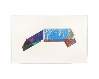 Puede incluir: Impresión de arte geométrico abstracto con un esquema de color azul, verde, rojo y morado. La impresión está enmarcada en un marco blanco.