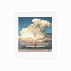 Peut inclure: Une femme en robe rouge se tient dos au spectateur, regardant un grand nuage blanc dans le ciel. Le nuage a la forme d'un croissant de lune. La femme se tient sur un chemin devant un champ vert et un bâtiment au loin.