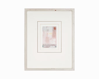 Puede incluir: Una pintura abstracta enmarcada con un esquema de color rosa, blanco y gris. La pintura está en un marco blanco simple.