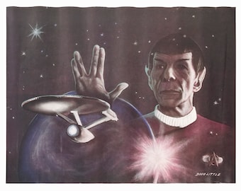 Puede incluir: Una ilustración colorida de un personaje de Star Trek, Spock, con su saludo vulcano característico. La nave espacial Enterprise está en el fondo, volando sobre un planeta. La imagen está ambientada en un cielo estrellado de color púrpura oscuro y negro.
