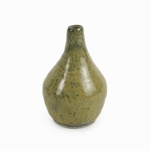 Op de afbeelding: Een kleine, groene keramische vaas met een rond, peervormig lichaam en een smalle hals.