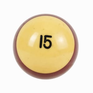 Op de afbeelding: Een gele biljartbal met een mahoniekleurige rand en het nummer 15 in het zwart gedrukt.